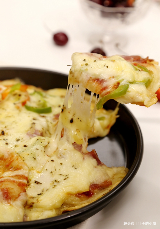 平底锅怎么做披萨不用揉面一次成功，几分钟就出锅，比买的还香