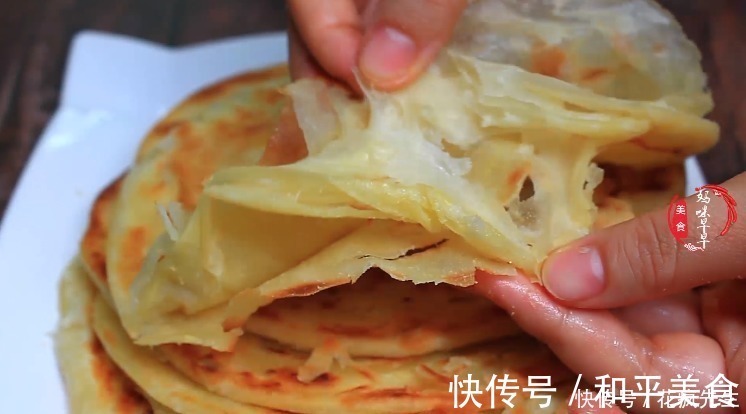 烙油饼该用冷水还是开水？面点师教你正确做法，金黄酥脆，太香了