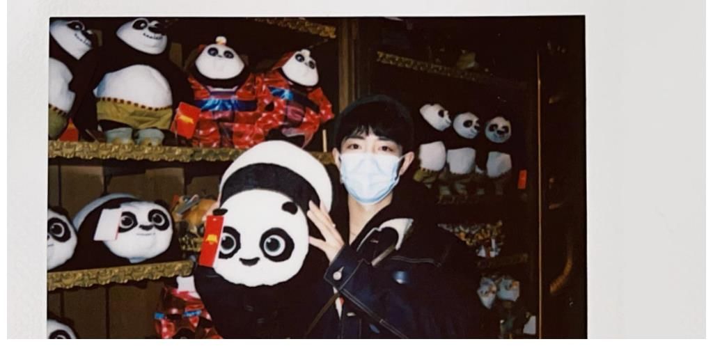 肖戰(zhàn)壓箱底環(huán)球影城vlog公布，喝飲料太奶，意外曝光獨(dú)家拍照姿勢