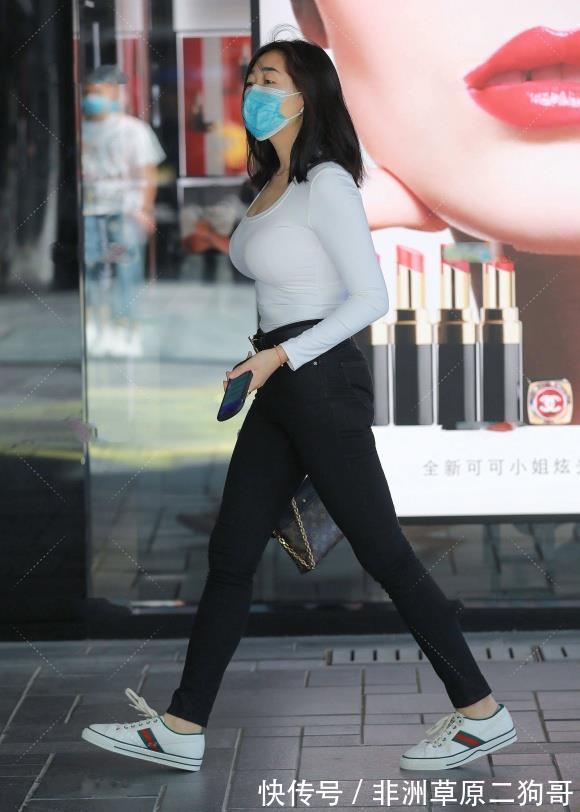 微胖|微胖的身材，白色打底衫配黑色牛仔裤，轻松的穿出靓丽又显瘦的美