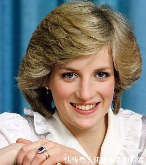 蛇形项链 卡米拉的蛇形项链20年前做情人时查尔斯送的,蛇蝎气质一目了然