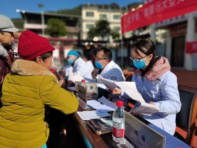 奉节县中医院|县中医院：支医专家齐上阵 义诊活动显真情