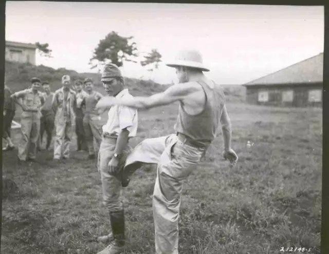 历史|惨遭索吻的希特勒,跑步行军的墨索里尼,坐黄包车的俄国沙皇,5张历史照