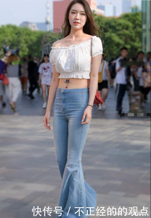 高挑女性的穿搭，抹胸装加喇叭裤，简直是“秀腿于无形”