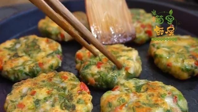 早餐饼这样做,青菜、粗粮加鸡肉,粗粮细做,营养健康,做法简单