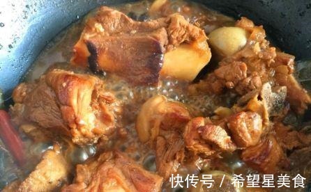 上班前老婆说晚上吃大餐,我午饭都没吃,看到饭菜无语直流眼泪!