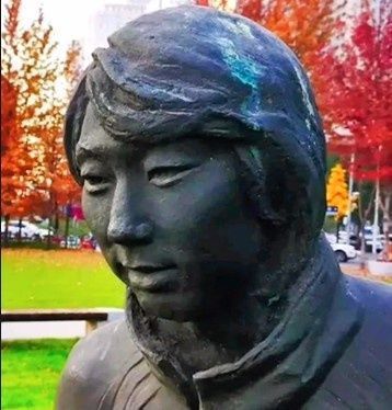 主帅|太心寒了!国足主帅李铁雕像遭泼油漆,疑似球迷泄愤不满12强输球