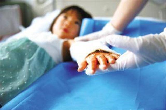 小丽|小女孩双手伸进油锅,奶奶教科书式处理保住孩子双手,医生都称赞