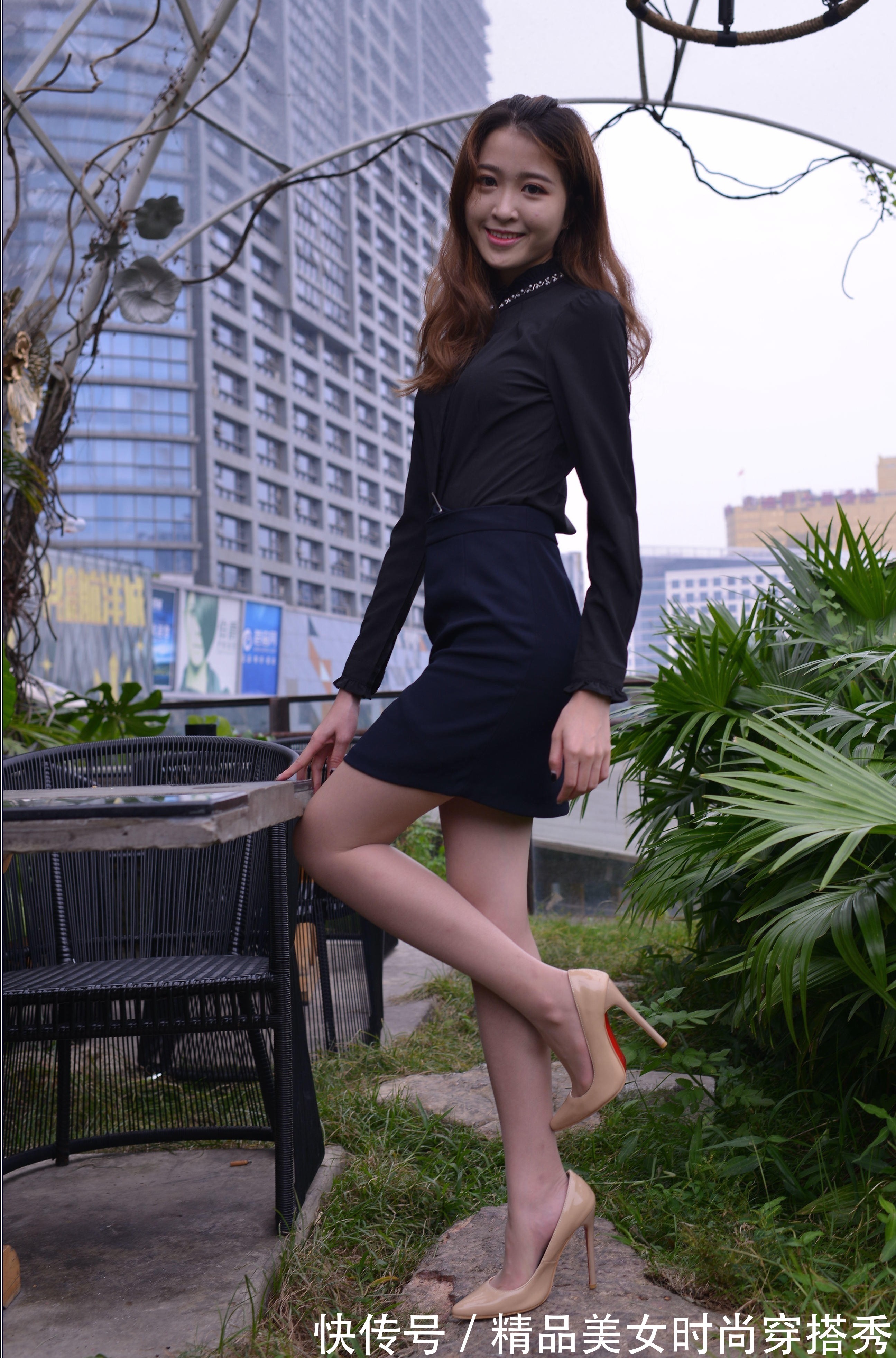 穿搭 职场穿搭:黑色衬衫搭配蓝色包臀裙,尽显知性的美