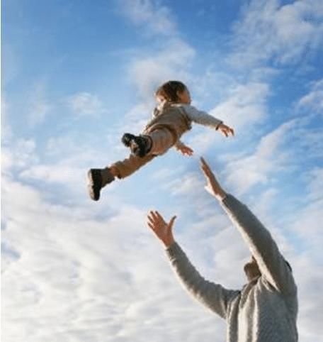 老人们|几种危险带娃的方式,都在“黑名单”,家长却很喜欢