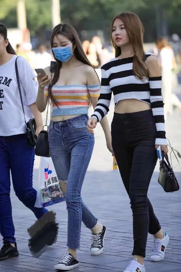 街拍时尚:显瘦又拉风,女生穿上条纹紧身针织衫永远不会过时
