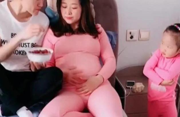 宝爸|怀了二胎的媳妇想吃草莓,宝爸亲自喂着吃,围观的大女儿眼神亮了