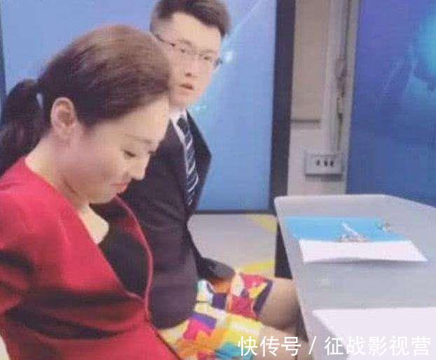 穿搭|《新闻联播》主持人为啥不拍下半身？看完几张图片，或许有答案了