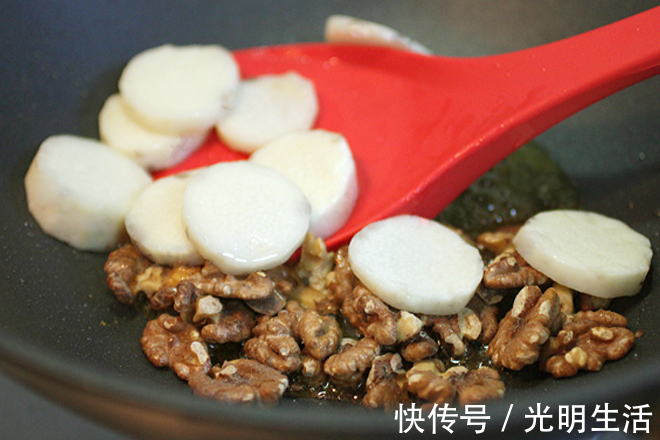 山药核桃汤|肝火旺入睡难别着急,睡前常喝这三种汤,降低肝火,还能助眠