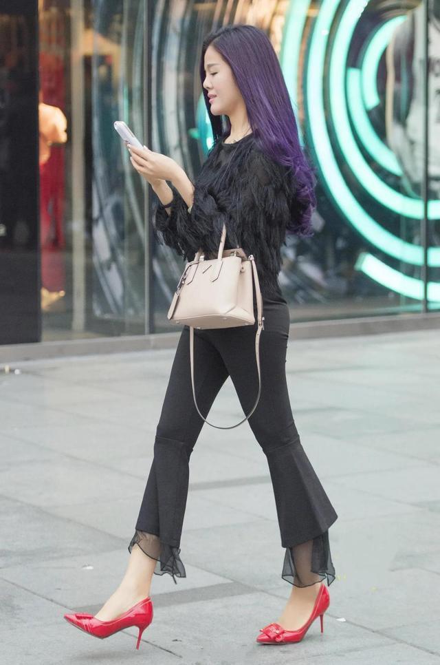 女生 时髦女生的穿搭,时尚毛绒上衣配喇叭裤,穿出了秋季时尚的美