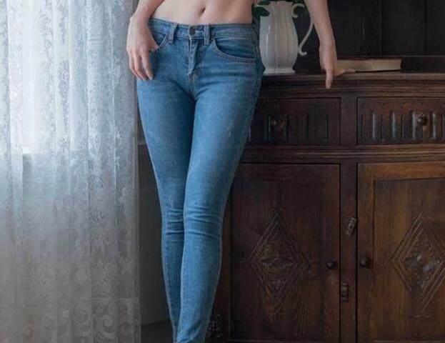 韩范的紧身牛仔裤,彰显青春活力,修身而不受束缚