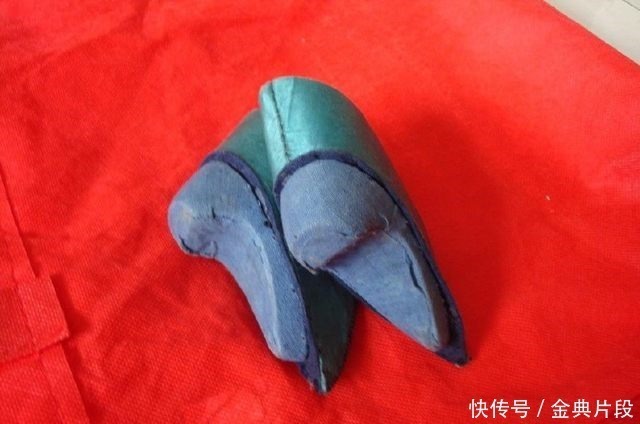 高叉|高跟鞋不是现在才有,高跟鞋在清朝就很流行,宫女们都穿着高跟鞋