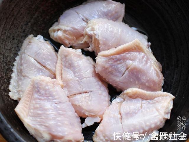 小妙招|炸鸡翅小妙招，看懂油温，炸出来的鸡翅外表金黄，肉质鲜嫩