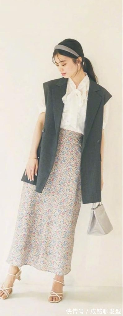 上半身|百穿都不腻的“半身裙”,百搭减龄又洋气,日常搭配必备时尚单品