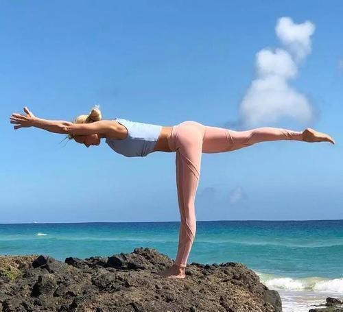 j她们用瑜伽告诉你，美丽与年龄无关，什么时候开始都不晚