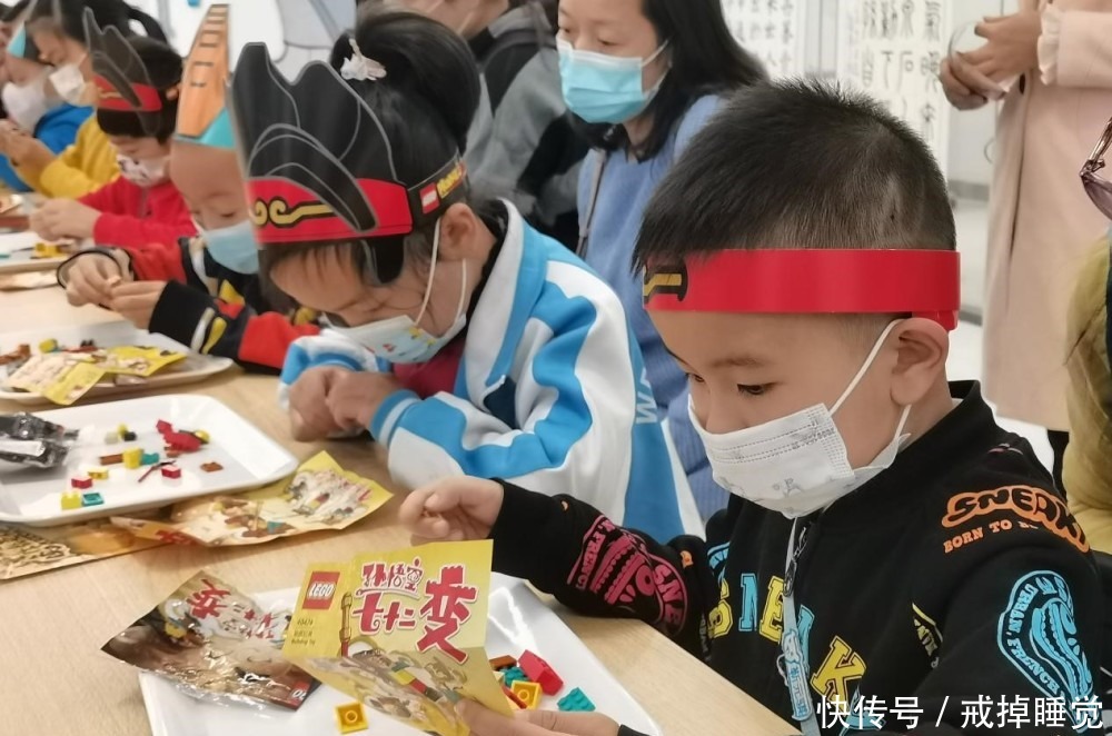 炫酷!“亚洲第一神盘”花果园这些“乐高玩家”图书馆里搭积木