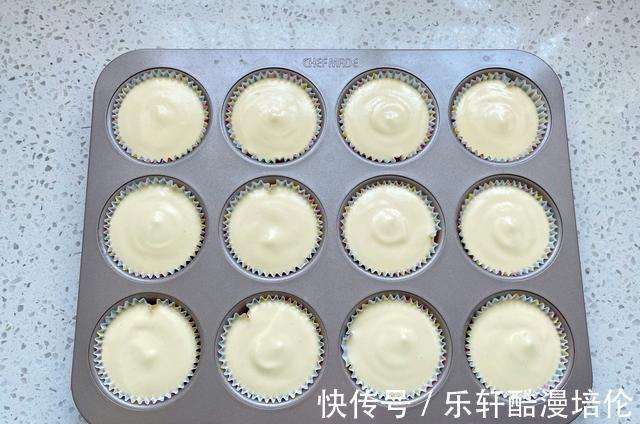 想吃杯子蛋糕不用买,在家轻松做出水光肌小蛋糕,不皱不裂又饱满