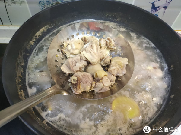 这肉8元一斤,和土豆是绝配,每次炖一锅,好吃到汤汁都不剩