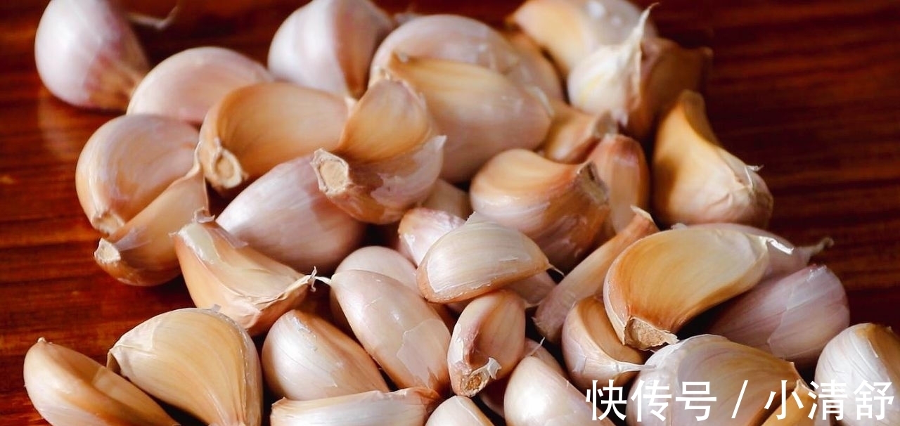 大蒜头|一盘大蒜,2块猪脆骨,先炸后炒,简单两步就能搞定,好吃不难做