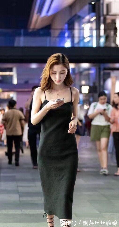 穿搭 美女一身黑色吊带连衣裙简约大气,搭配透明凉鞋,时尚靓丽显气质!