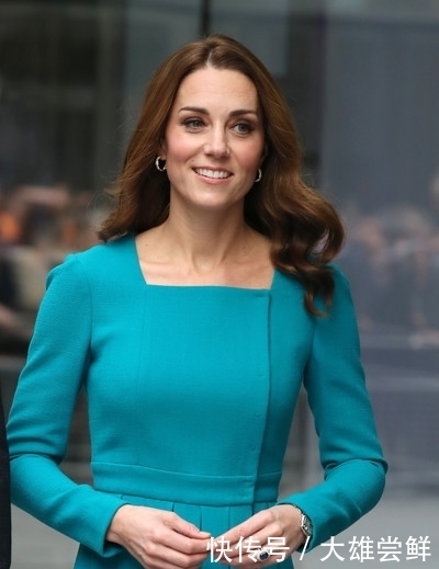 王妃|凯特王妃终于穿阔腿裤,搭配橄榄绿西装气质开挂,换个发型更惊艳