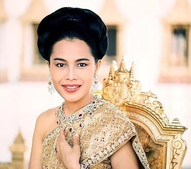 细数诗丽吉王后的传统服装,款款精美绝伦,不愧是泰国第一美人