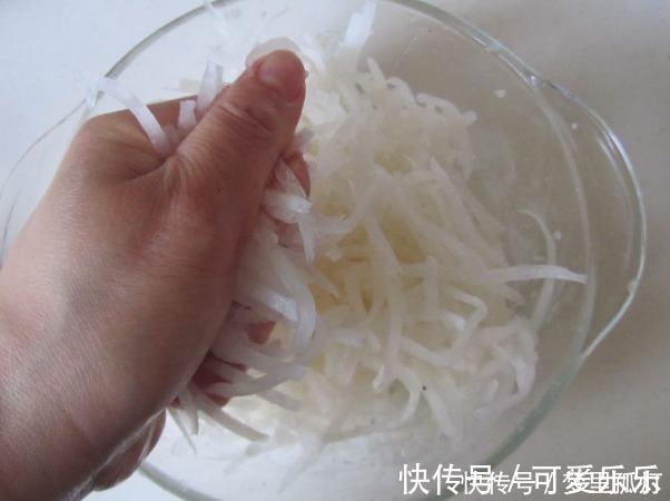 萝卜包饺子，直接包还是先焯水？多数错在这一步，难怪没有萝卜味