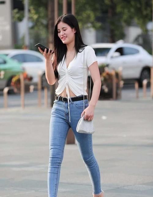 小姐姐 穿紧身牛仔裤的小姐姐,搭配白色抽绳上衣,自信大方迷人