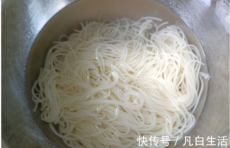香味|茄子别再炒菜吃了，学会这个茄子打卤面，香味浓郁，连吃2碗