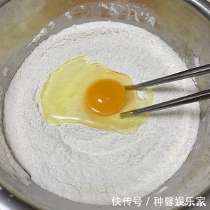 早餐油条别再买了,这种做法简单又好学,炸出来的油条蓬松酥脆