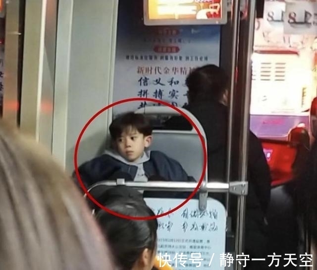 秃顶|“超帅气男孩”的颜值,引来众多宝妈羡慕:阿姨这就去偷孩子