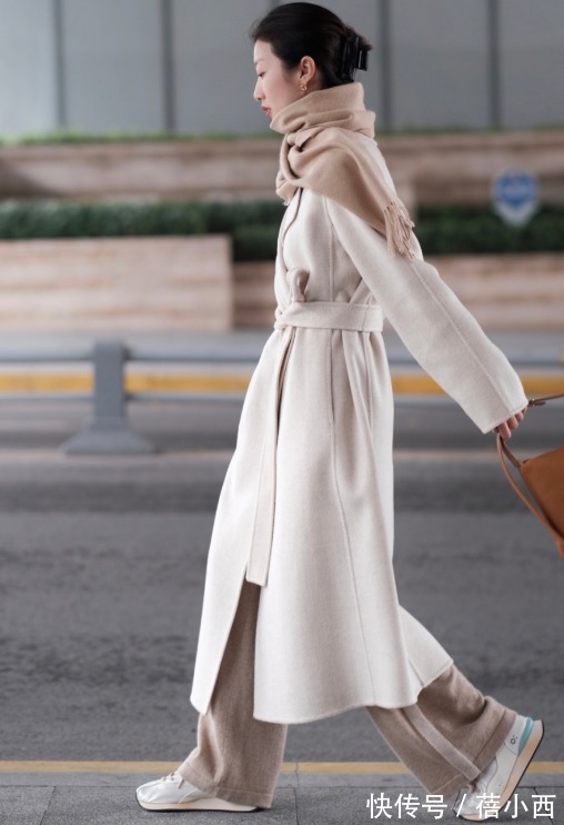 小姐姐 奔三奔四的女人,建议多穿“大衣”,时髦的搭配公式,帮你选好了