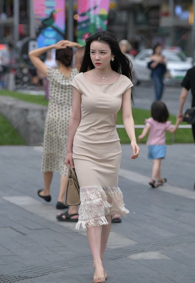 大方|美女杏色的修身连衣裙,大方的将个人魅力展示出来