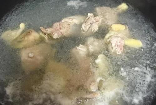 炖鸡汤时，直接加水炖大错特错，多加一步，鸡汤鲜美营养