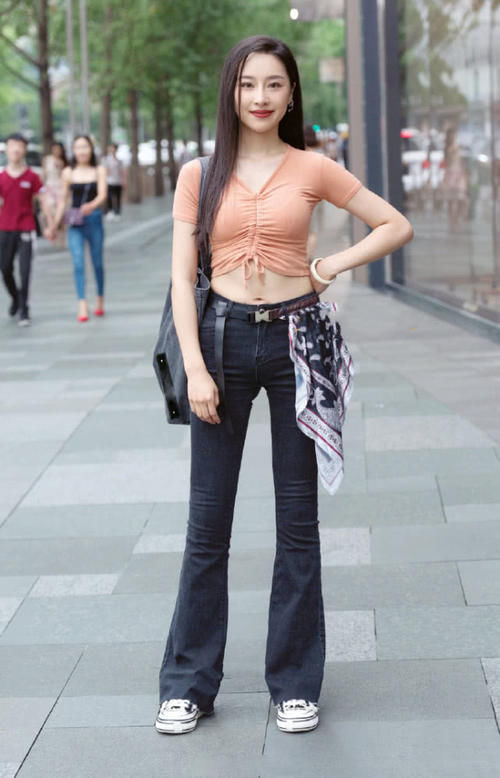 腰间|街拍腰间缠了一条丝巾这是什么个穿搭小姐姐这也太潮了吧