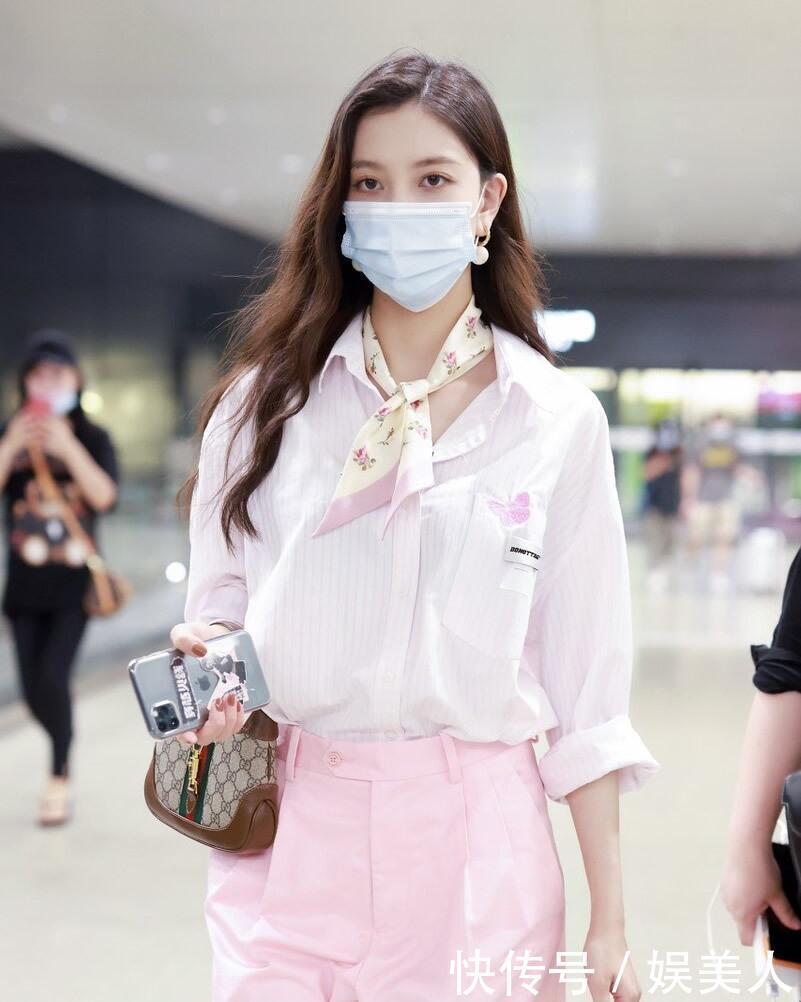 丝巾怎么戴才时髦?绑在手腕上当手链很潮,变成发带也很酷