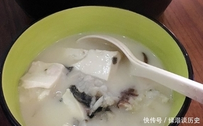 炖鱼时,牢记“3步1不放”,鱼汤鲜嫩无腥味,营养味浓,特别香