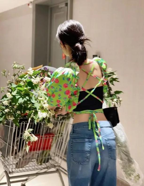 陈瑶这腰也太细了,穿露腰装出街,蛮腰盈盈一握,太令人羡慕了