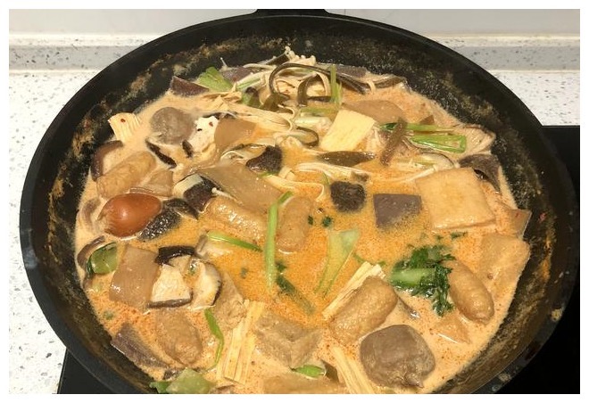 麻辣烫太贵吃不起,教你正确做法,10元做1锅,夫妻俩人吃到撑