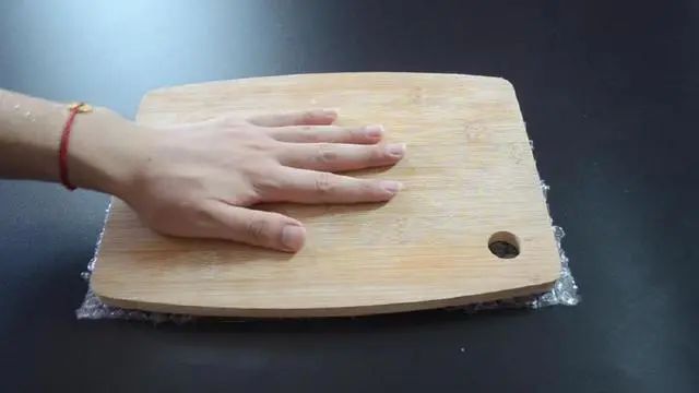 快递里的“气泡垫”别扔啦!放卫生间、厨房特实用,一年能省不少钱!