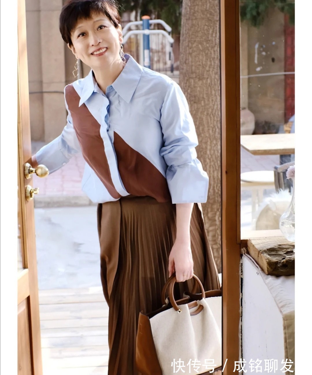 老年人|跟着60岁的退休教授学穿衣,简单实用又优雅,建议老年人收藏