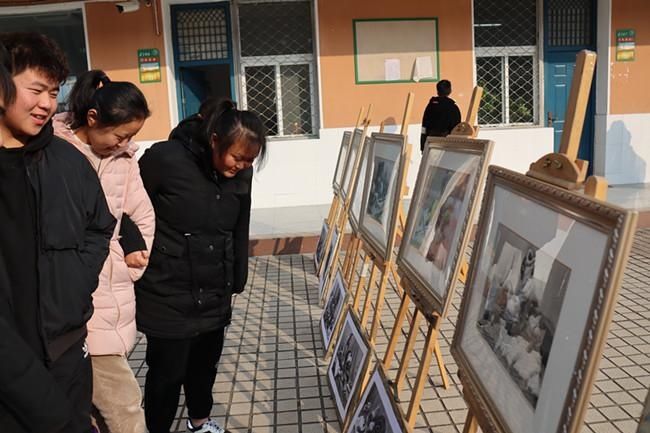 六安市张店中学举行庆元旦师生书画作品展