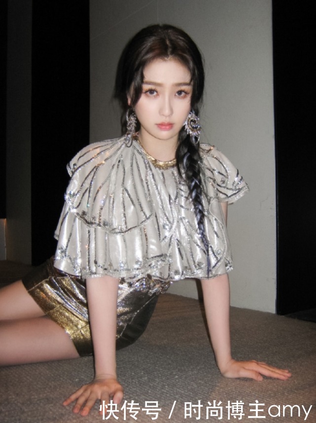 虞书欣也对“流光裙”下手了,当她扭腰那刻,我都心动了
