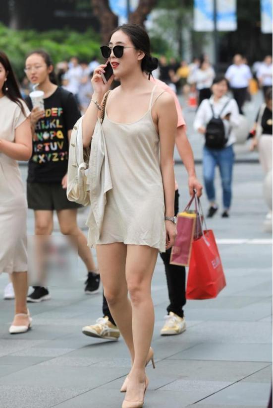 睡衣 美女穿“睡衣”去逛街，真的很“大胆”，不怕睡衣被风吹飞吗