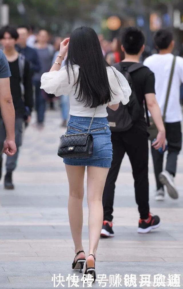 真正懂时尚的女人，牛仔裙往往“碾压”短裤，时髦又不失少女感！